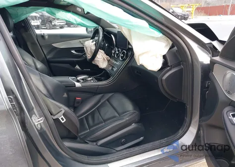 2018 Mercedes-Benz C 300 4Matic z USA, uszkodzony, nr VIN 55SWF4KB6JU275369